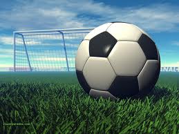 immagine di una palla da calcio, sullo sfondo una rete da calcio