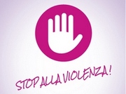 Mano aperta stilizzata su sfondo rosa e scritta "Stop alla violenza!"