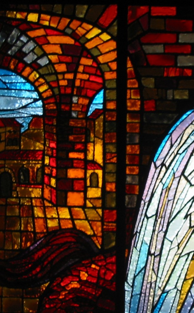 Particolare della vetrata denominata il Parlamento; visione della basilica romanica di San Simpliciano