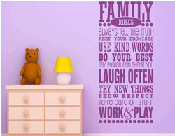 particolare della locandina: un orsetto seduto su un comodino e sulla destra un'elencazione di regole sulla famiglia 