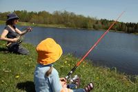 bambino nell'intento di pescare