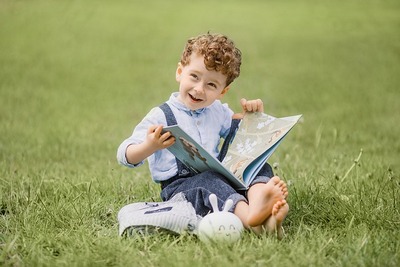 Foto di bambino che legge
