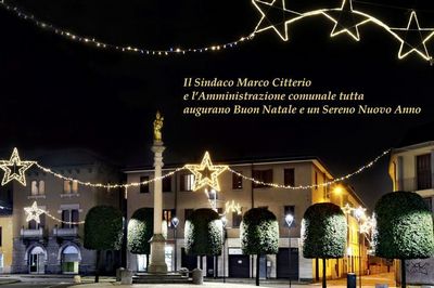 Foto di Piazza Roma illuminata dalle luminarie natalizie