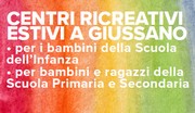 Scritta "Centri ricreativi estivi a Giussano" con sfondo di colori arcobaleno