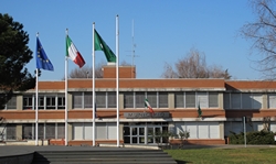 Municipio di Giussano con bandiere in primo piano