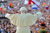 Immagine di Papa Benedetto XVI ritratto di spalle