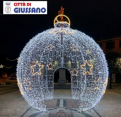 Foto di Piazza Roma illuminata dalle luminarie natalizie