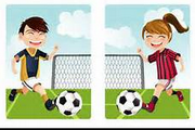 immagine con due bambini che giocano a calcio e sullo sfondo una rete