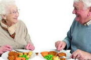 immagine di due anziani a tavola