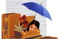 particolare della locandina dell'iniziativa: valigie aperta da cui sbuca il viso di una bimba con ombrello e orsacchiotto