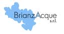 logo Brianzacque rappresenta la scritta BrianzAcque srl in grigio e sullo sfondo in azzurro la mappa del territorio servito dall'azienda