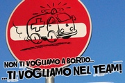 cartello stradale con disegnata un'ambulanza e scritta "non ti vogliamo a bordo...ti vogliamo nel team"