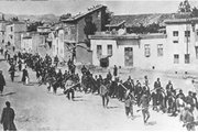 immagine di un gruppo di civili in fuga  dalla guerra