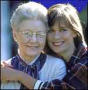 foto di una donna anziana in compagnia di una giovane donna