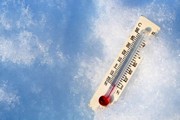 termometro che segna temperature sotto zero su sfondo azzurro che richiama il cielo