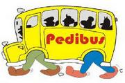 disegno di scuolabus giallo con i piedi al posto delle ruote