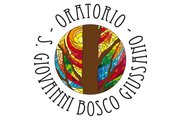 logo dell'oratorio con vetrata colorata 