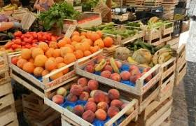 ceste di frutta e verdura al mercato
