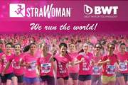Foto di donne che corrono su sfondo rosa e scritta StraWoman