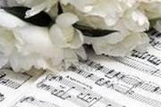 immagine di spartito musicale con fiori bianchi