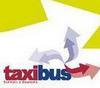 Logo del servizio taxibus, riproduce la scritta taxibus con sullo sfondo l'immagine di frecce stilizzate indicanti molteplici direzioni