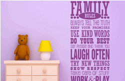 particolare della locandina: un orsetto seduto su un comodino e sulla destra un'elencazione di regole sulla famiglia