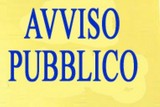 cartello con scritta AVVISO PUBBLICO blu su sfondo giallo