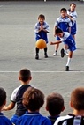 bambini intenti a giocare a calcio