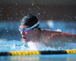 immagine di un nuotatore in piscina