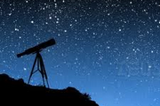 telescopio puntato su un cielo stellato