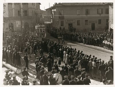 foto d'epoca che riproduce l'inaugurazione del tram su linea elettrica nel 1936