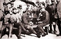 foto storica di militari che consumano il pranzo