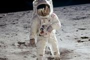 Stralcio della locandina con astronauta in tuta bianca sul suolo lunare