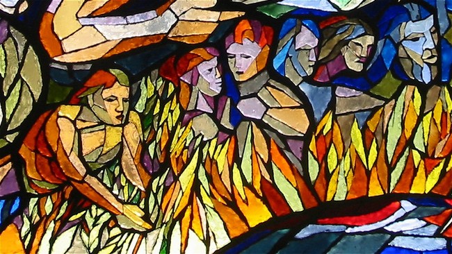 Particolare della vetrata dedicata al Progresso; rappresenta un fuoco attorniato da cinque figure