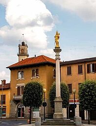 Piazza Roma particolare monumento alla Madonna